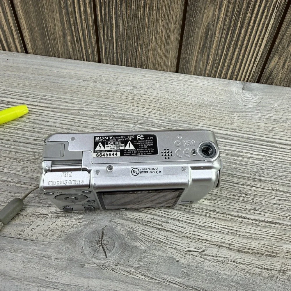 Sony Cyber-shot DSC-S600 6.0MP Digital Camera Silver PARTS ONLY READ